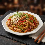 Hakka noodles with peppers and chicken